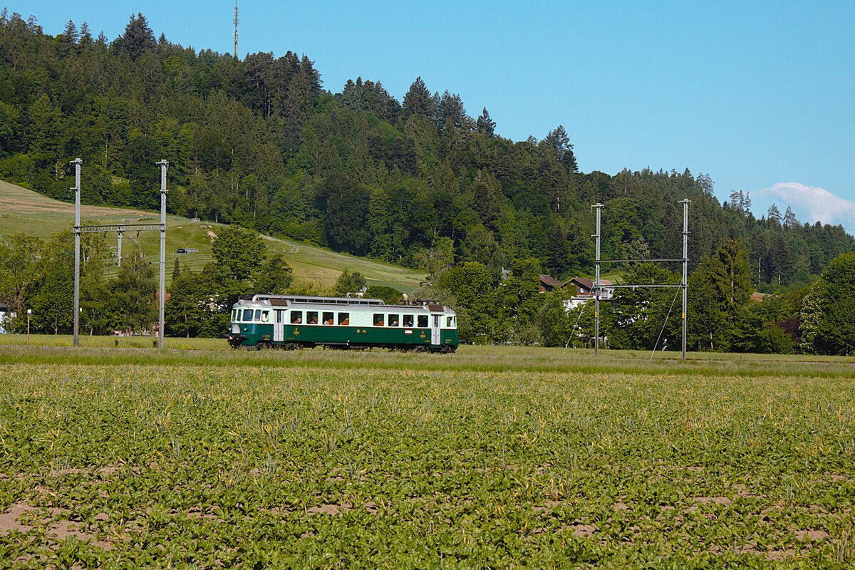 Zum Jubiläum 150 Jahre Emmentalbahn gab es am 17.05.2025 Extrafahrten mit verschiedenen Fahrzeugen. Hier der Wellensittich mit den Initialen der ehemaligen Bern-Neuenburgbahn bei Oberburg BE.