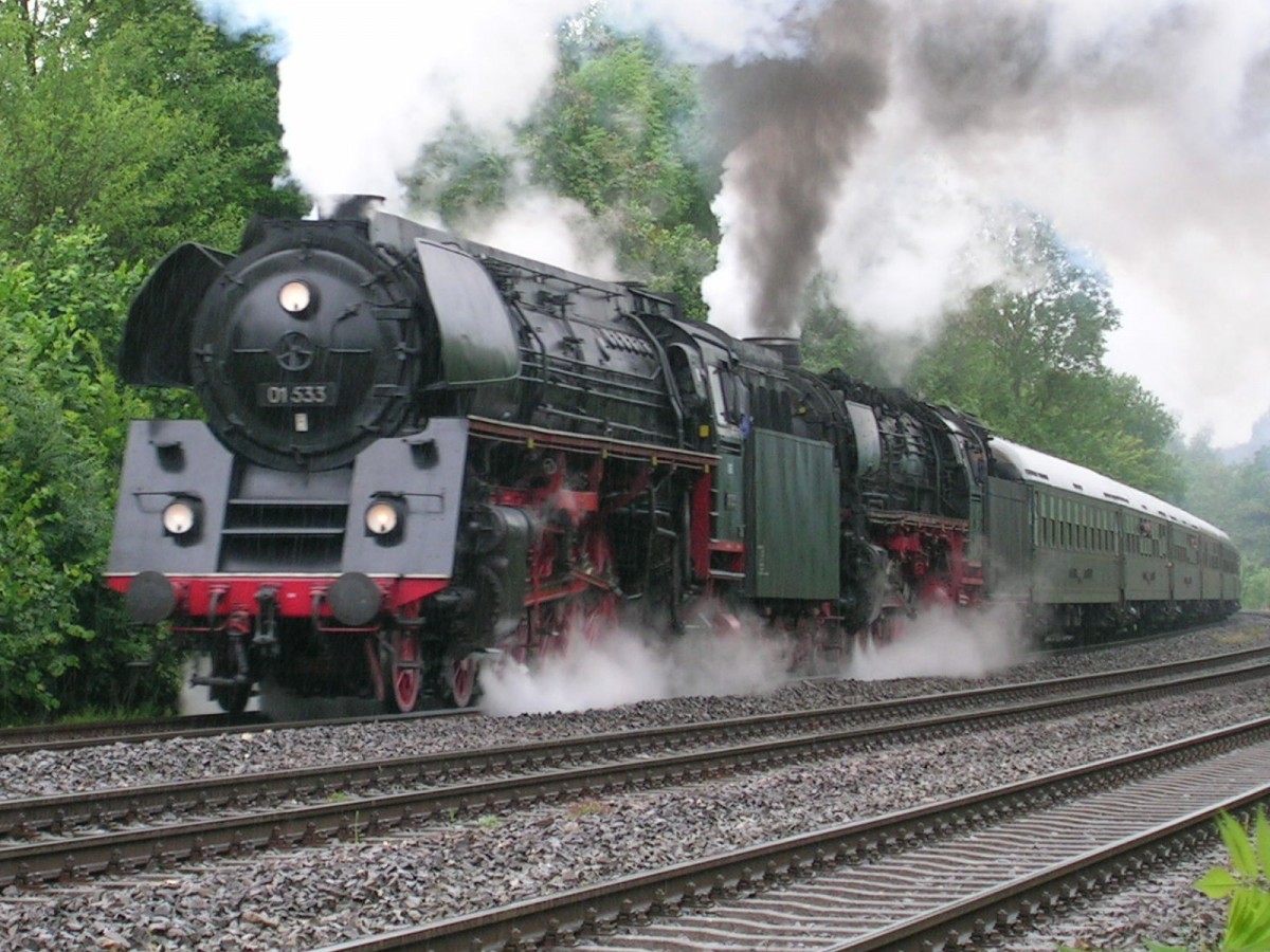 Zum Jubiläum 25 Jahre IGE Bahntouristik fand am 30.06.2007 in Hersbruck ein großes Fest statt, zu dem auch einige Sonderzüge kamen. Hier fährt 01 533 im strömendem Regen mit Unterstützung aus Hersbruck rechts der Pegnitz aus.