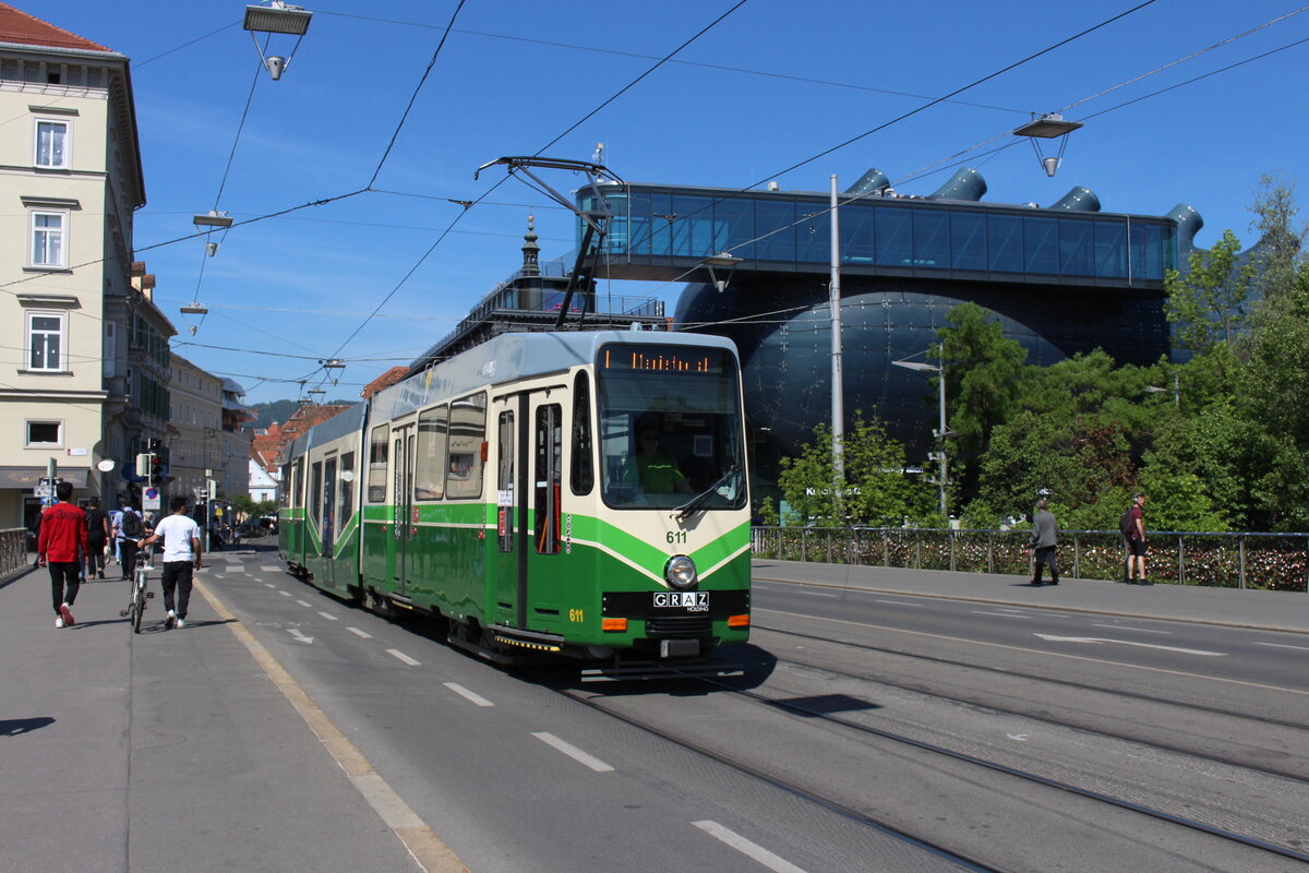 Zum Kulturhauptstadtjahr 2003 wurde das Kunsthaus Graz gebaut und gilt seither als Wahrzeichen der steirischen Landeshauptstadt.
Über die Erzherzog-Johann-Brücke die sich vor dem Kunsthaus befindet fährt am 19.5.2022 der SGP Wagen Nr. 611 auf der Linie 1 in Richtung Mariatrost.