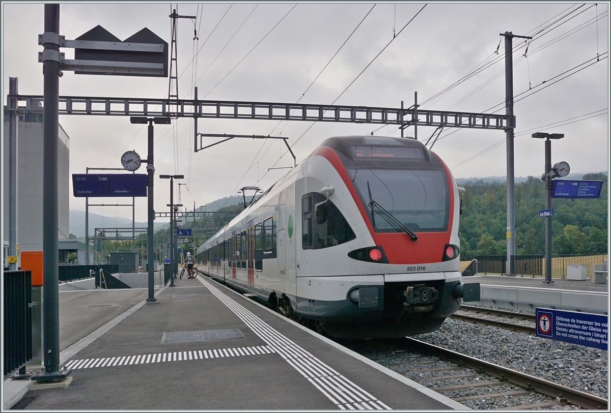 Zum letzten Mal auf der Fahrt ins Vallée de Joux bin ich in Le Day umgestiegen. Der SBB RABe 523 016 ist als S2 von Aigle nach Vallorbe unterwegs und hält in Le Day. Dort machen sich die meisten Reisenden heute zum letzten Mal auf, um auf den Bahnsteig des Anschlusszugs ins Vallée de Joux zu gelangen. Ab morgen verkehren die Züge der S2 direkt bis nach Le Brassus.

6. August 2022
