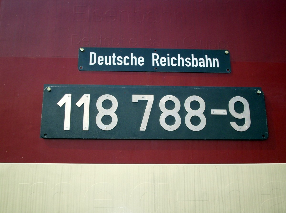 Zum Loktreffen am 29.05.2010 in Weimar bekam die MEG205 die passenden Lokschilder. Der überlackierte Hintergrund verrät wohl noch die Vermietung an ein anderes Bahnunternehmen