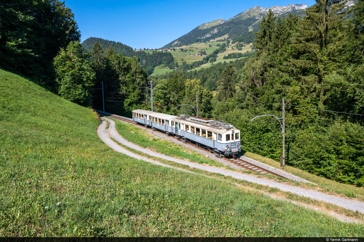 Zum Nationalfeiertag am 01.08.2022 ist ASD BCFe 4/4 1 unterwegs auf einer Sonderfahrt und konnte hier bei Le Sépey, Les Planches aufgenommen werden
