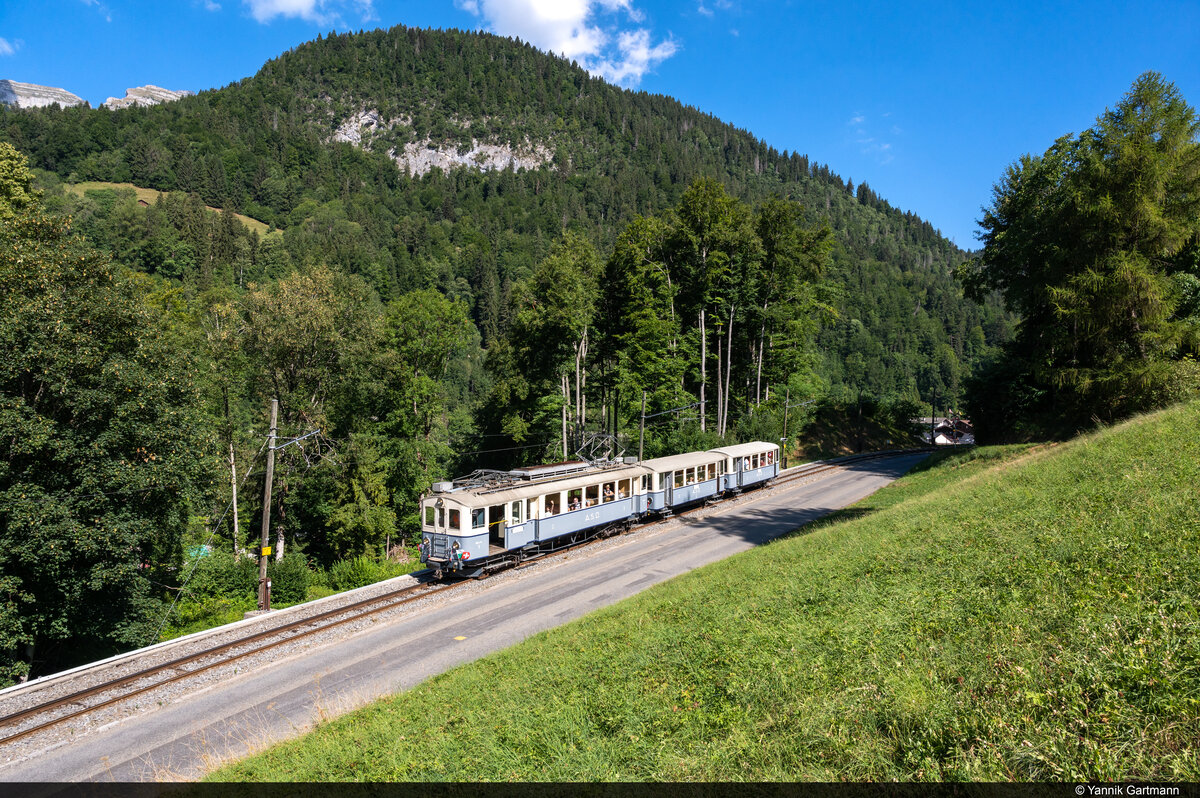 Zum Nationalfeiertag am 01.08.2022 ist ASD BCFe 4/4 1 unterwegs auf einer Sonderfahrt und konnte hier bei Le Sépey, Les Planches aufgenommen werden