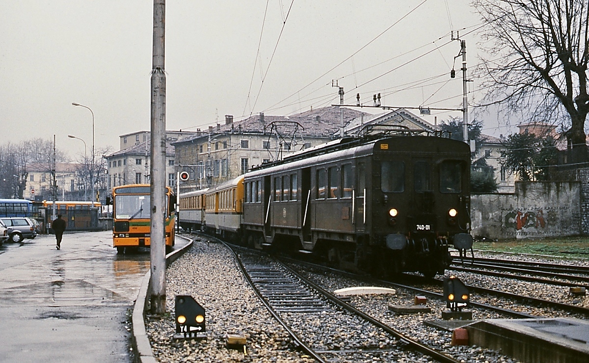 Zum Netz der Ferrovia-Nord Milano gehört u. a.auch die Strecke von Saronno nach Como Lago. In den letzteren fährt im März 1993 der ET 740-01 ein. Bei diesem Fahrzeug handelt es sich um einen motorisierten Beiwagen der Reihe E.800.