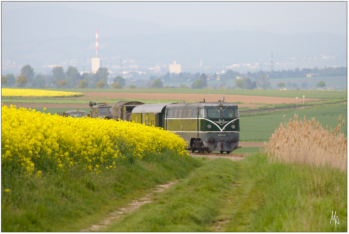 Zum Oldtimertreffen in Ernstbrunn war heuer ein historischer Militärzug unterwegs. Der mit der grünn 2050.04 bespannte Zug ist hier kurz vor Mollmannsdorf zu sehen. (01.05.2016)