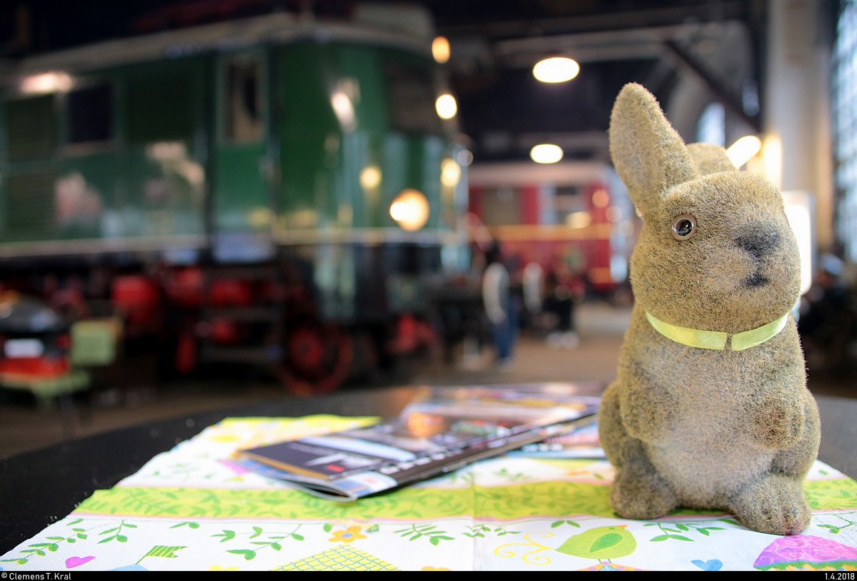 Zum Osterfest des DB Museums Halle (Saale) war natürlich auch der Osterhase zu Gast und versteckte fleißig Eier im Lokschuppen. Hier wurde er vor 118 031 (E 18 31 | DR 218) der Traditionsgemeinschaft Bw Halle P e.V. in Szene gesetzt. [1.4.2018 | 12:43 Uhr]