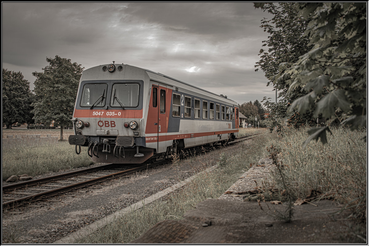 Zum Planverkehr auf der Radkersburgerbahn werden immer wieder Sonderzüge von der  IG Neuen Radkersburgerbahn   Organisiert . 
An diesem 13. September kam 5047.035 als Sonderzug zum Murecker Stadtfest zum Einsatz. 
Hier in Bad Radkersburg muss der Triebwagen Platz machen und über eine Rückfallweiche auf Gleis 1 überstellen um dem Planbetrieb nicht im Weg zu stehen. 