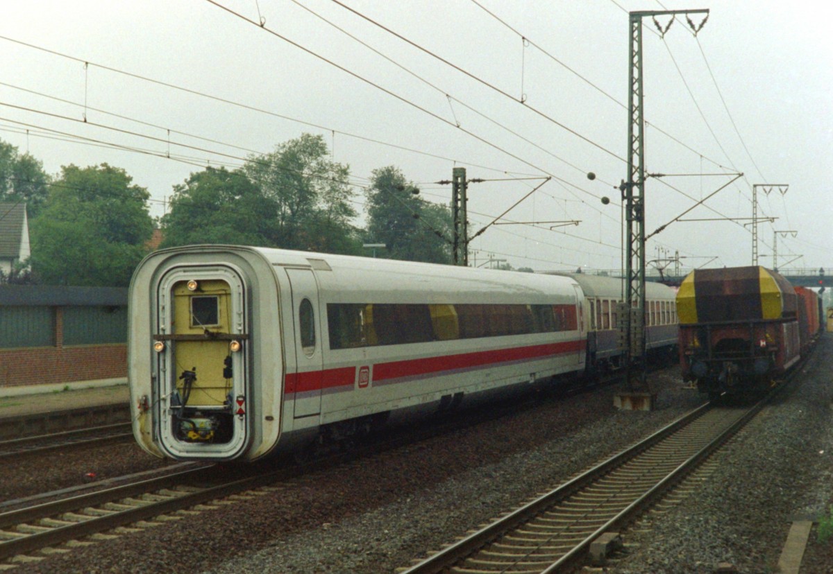 Zum provisorischen Steuerwagen umgersteter ICE-Mittelwagen (Mess-/Versuchsfahrten mit 752 001) am 29.07.1993 in Rotenburg (Wmme)