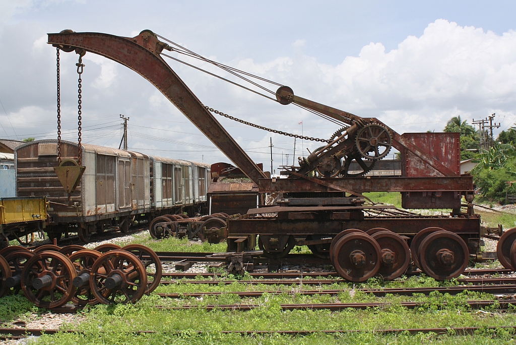 Zum Radsatzverladen wird im Depot Chumphon der Kran B.C.1 (Ransomes&Rapier Ltd. - Ipswich/England, Baujahr 1912) verwendet. Bild vom 18.Mai 2013.