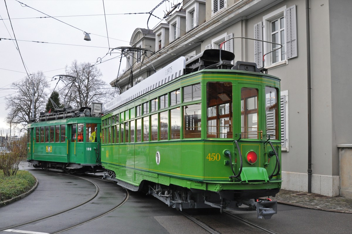 Zum Rangieren wurde der Be 4/4 450  Dante Schuggi  vom Be 2/2 190 ins freie gezogen. Die Dante Schuggi darf im Moment nicht gefahren werden, darum wird die alte Dame halt vom Be 2/2 190 gezogen. Die Aufnahme stammt vom 21.11.2015.