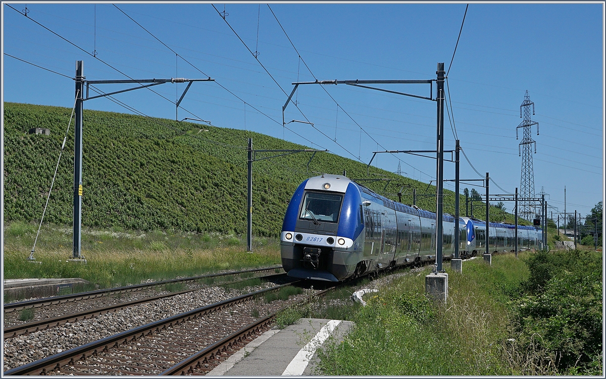 Zum Schluss noch eine Alternative zur Eisenbahnfotografie in Frankreich: Die Strecke Genève - La Plaine, im äussersten Westen der Schweiz und mit relativ viele SNCF Verkehr nach Lyon, Paris und Valence (sowie natürlich die Léman Express Züge nach La Plaine und Bellegarde). 
Leider hat die Strecke seit Umstellung von Gleich- auf Wechselstrom das  französische Ambiente  fast vollständig verloren.

Der SNCF 82617 und ein weitere als TER bei der Durchfahrt in Russin auf der Fahrt in
Richtung Bellegarde (Ain).

19. Juni 2018