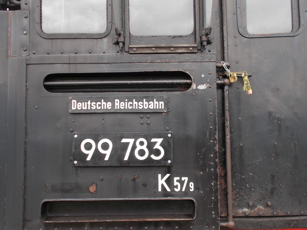 Zum Schutz vor Souvenirsammlern und Vandalismus wurde 99 1783 mit einem Vorhängeschloß in Putbus gesichert.Aufnahme vom 04.August 2014.