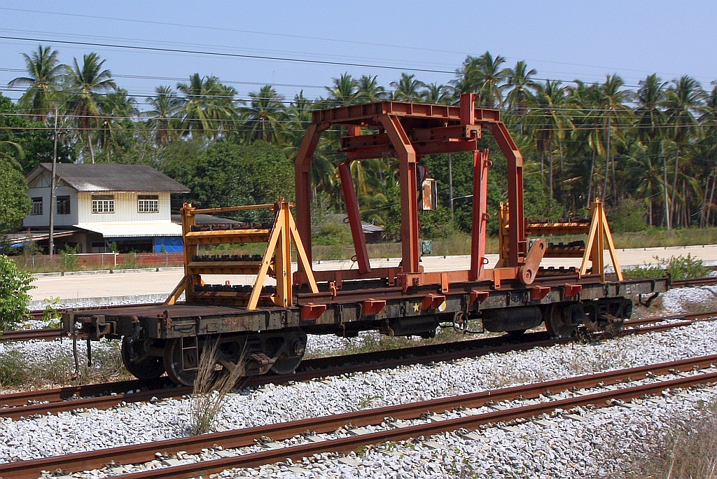 Zum Schwellenwagen umgebauter บ.ท.ต. ????? (บ.ท.ต.= B.C.F./Bogie Container Flat Wagon) am 17.April 2026 in der Na Phak Khuang Station.