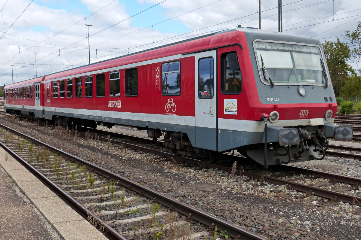 Zum Sonntag stand 928 546 in Crailsheim abgestellt. Warum Frankfurt/Main auf der Zugzielanzeige steht weiß ich nicht, da es keine direkte Verbindung dorthin gibt. 06.09.2015