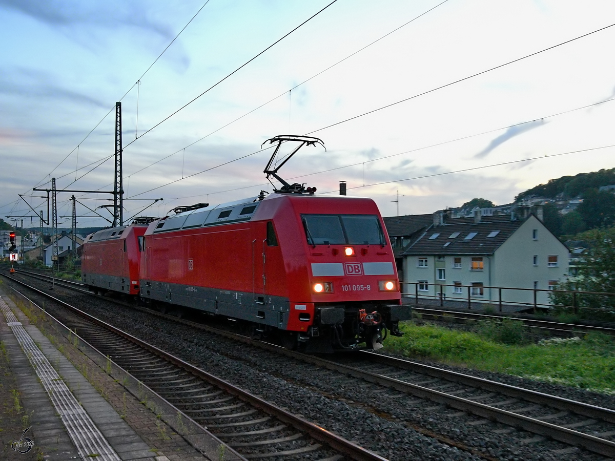 Zum späten Abend fuhr dieser Lokzug bestehend aus 101 095-8 und 101 111-3 durch Wuppertal-Unterbarmen. (August 2023)