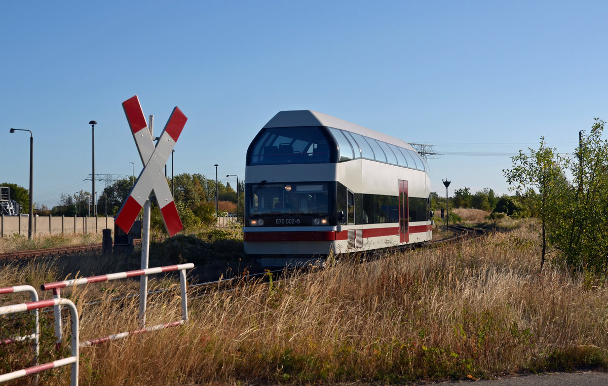 Zum Tag der Chemie in Bitterfeld wurde 670 002 von Köstner Schienenbusreisen nach Bitterfeld geholt. Am 22.09.18 trifft der Triebwagen aus Chemnitz kommend in Bitterfeld ein; hier befährt er das Zufahrtsgleis in den Bitterfelder Chemiepark.