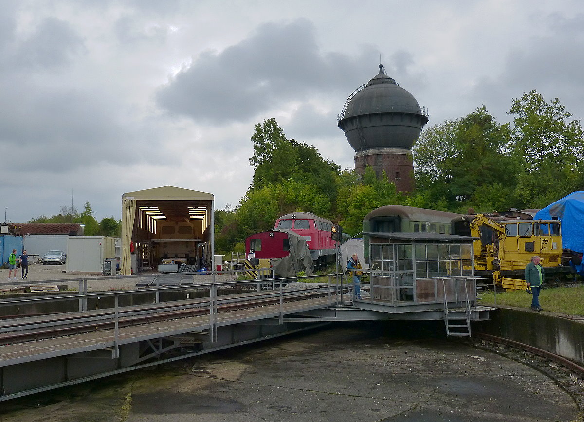 Zum Tag des offenen Denkmals am 11.09.2022 konnte man auch das BW Crailsheim mit samt Führung besuchen (nur zufällig vorher im örtlichen Stadtanzeiger gelesen). Wie ich nutzten auch einige andere dies um über das Gelände zu schlendern. Fotografieren wurde nicht verboten. Unter der provisorischen Überdachung wird eine E10 aufbereitet