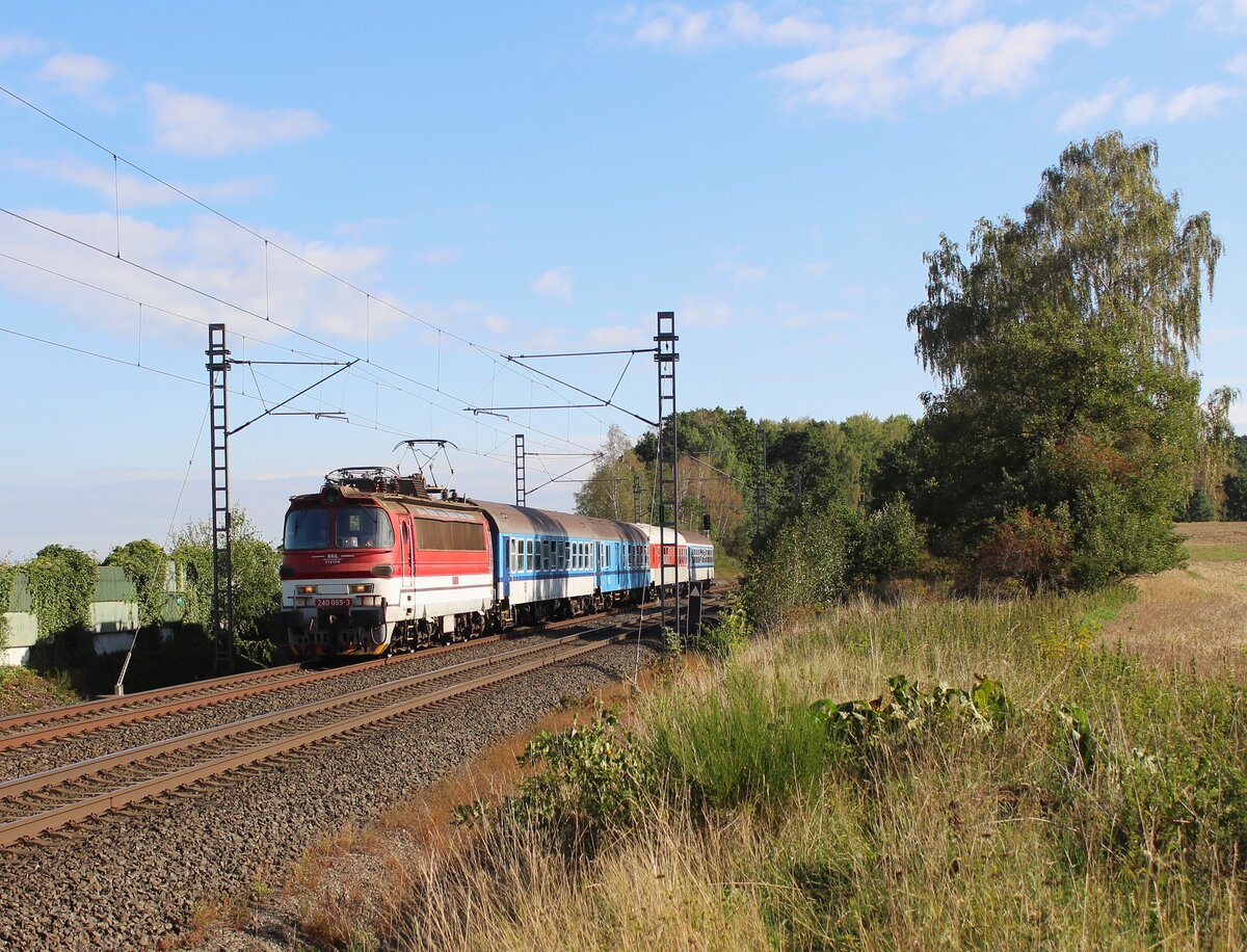 Zum Tag der Eisenbahn am 12.09.26, fuhr 240 089-3 (Rail System) den R 10770 von Česk� Budějovice nach Cheb. Hier zu sehen in Stebnice. Gru� zur�ck! 