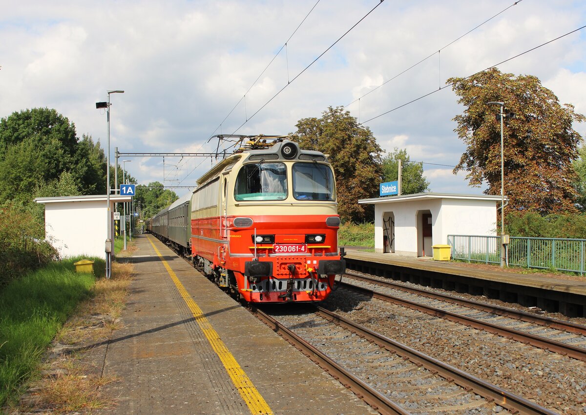 Zum Tag der Eisenbahn am 12.09.26, �bernahm 230 061-4 den Sonderzug aus Dresden in Cheb und brachte ihn als R 10301 nach Plzeň. Hier zu sehen in Stebnice. Gru� zur�ck! 