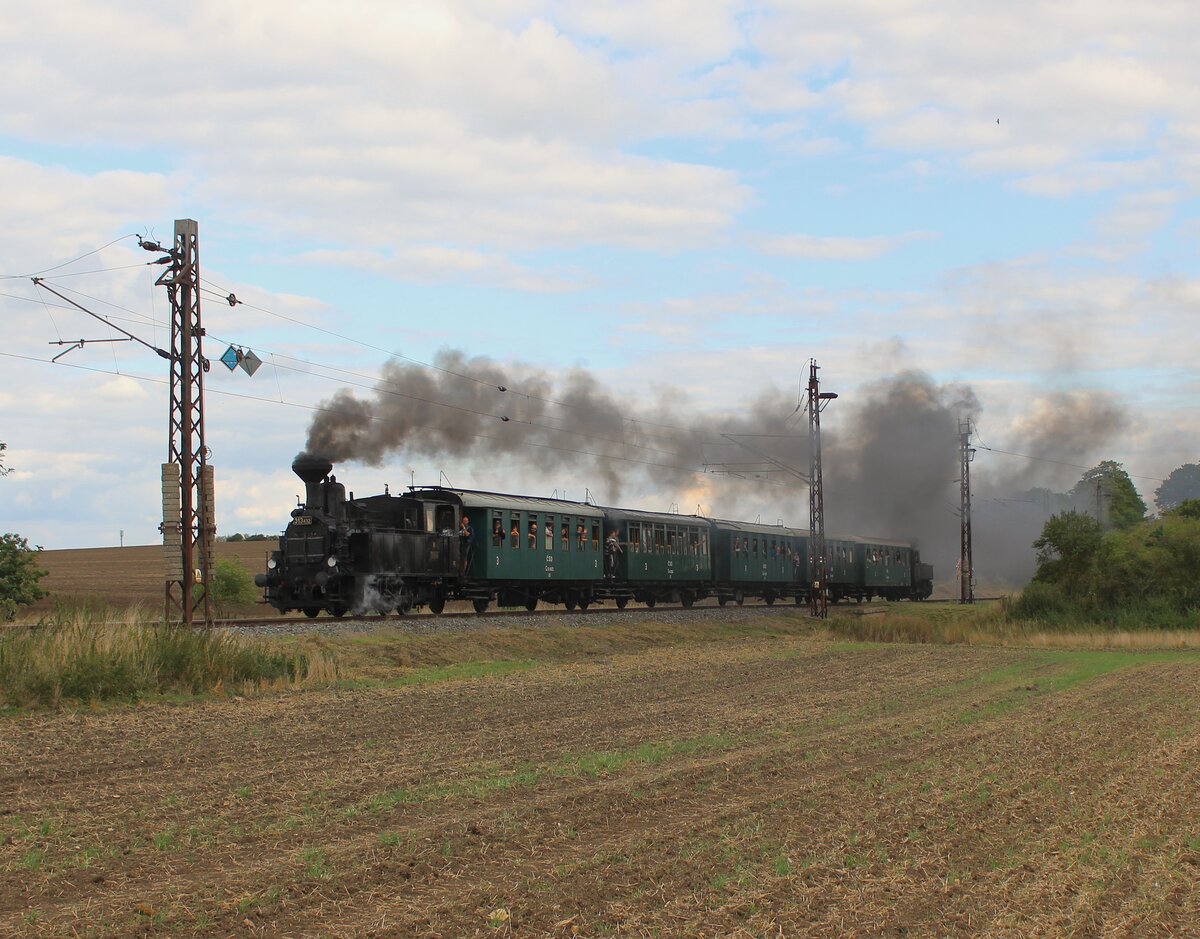 Zum Tag der Eisenbahn am 12.09.26, fuhren 313 432 und 310 072 eine Rundfahrt von Cheb nach Tr�nice und dann �ber die Verbindung nach Franti�kovy L�zně und zur�ck nach Cheb. Hier ist der Zug als Os 10894 in der Verbindung bei Tr�nice zu sehen. Gru� zur�ck! 