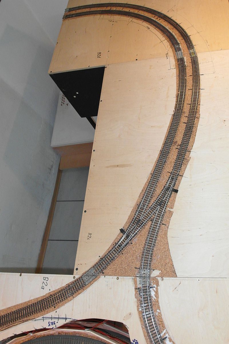 Zum Tag der Modelleisenbahn (02.12.) - Zu den zwei ersten Modulen, die  oben  fertiggestellt sind ( unten  wird noch ein Schattenbahnhof eingebaut) bauen wir an drei/vier weiteren Modulen. Blick auf das  Kurvenmodul  und das Modul zur Kehrschleife und Gleiswendel im Januar 2021