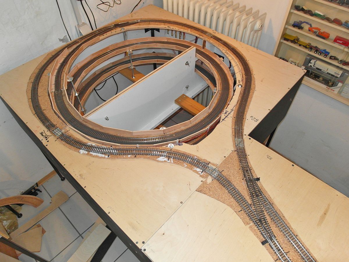 Zum Tag der Modelleisenbahn (02.12.) - Zu den zwei ersten Modulen, die  oben  fertiggestellt sind ( unten  wird noch ein Schattenbahnhof eingebaut) bauen wir an drei/vier weiteren Modulen. Blick auf die aus zwei Modulen bestehende Kehrschleife und Gleiswendel im Januar 2021