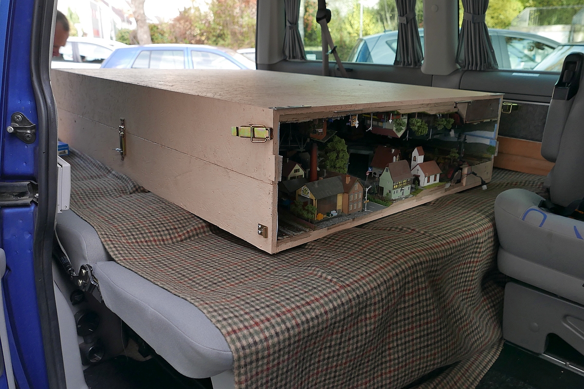 Zum  Tag der Modelleisenbahn  (02.12.) das letzte Bild von der mobilen und zusammengeklappten H0-Anlage von Freund Uli, die im Oktober 2016 bei den Modellbahntagen der Modelleisenbahnfreunde Markdorf im Rahmen des Programms  Raus aus dem Keller  ausgestellt wurde.
Nachdem die Anlage zum Fahrzeug geschoben, eingeladen und gesichert wurde ging es nach Hause  Rein in den Keller .