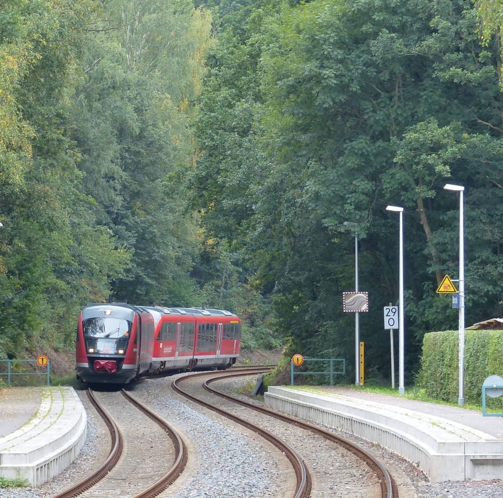Zum Tag der Sachsen waren auch Desiros von DB-Regio bei der Erzgebirgsbahn im Einsatz. Hier fhrt Regio 642 131 und Erzgebirgsbahn 642 697 nach Schwarzenberg in den Haltepunkt Silberstrae ein.08.09.2013.