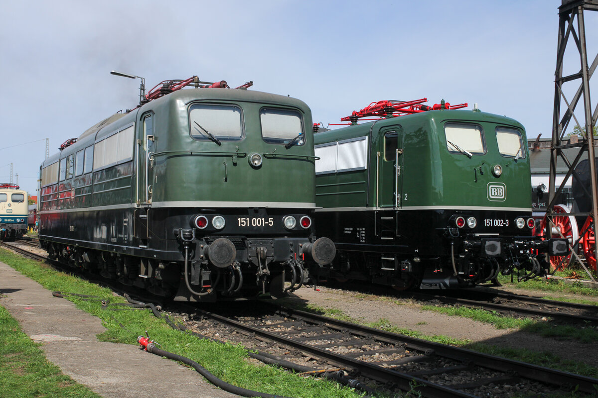 Zum Tag der Schiene lockte das Bayerische Eisenbahnmuseum in N�rdlingen mit der Sonderausstellung  Die Baureihe 151 Im Wandel der Zeit . Dazu wurden 151 001, 151 002, 151 016, 151 070, 151 073, 151 106, 151 113, 151 116 und 151 129 auf dem Gel�nde des Museums ausgestellt. Hier sind 151 001 und 151 002 auf dem Museumsgel�nde zu sehen. (19.09.2026)