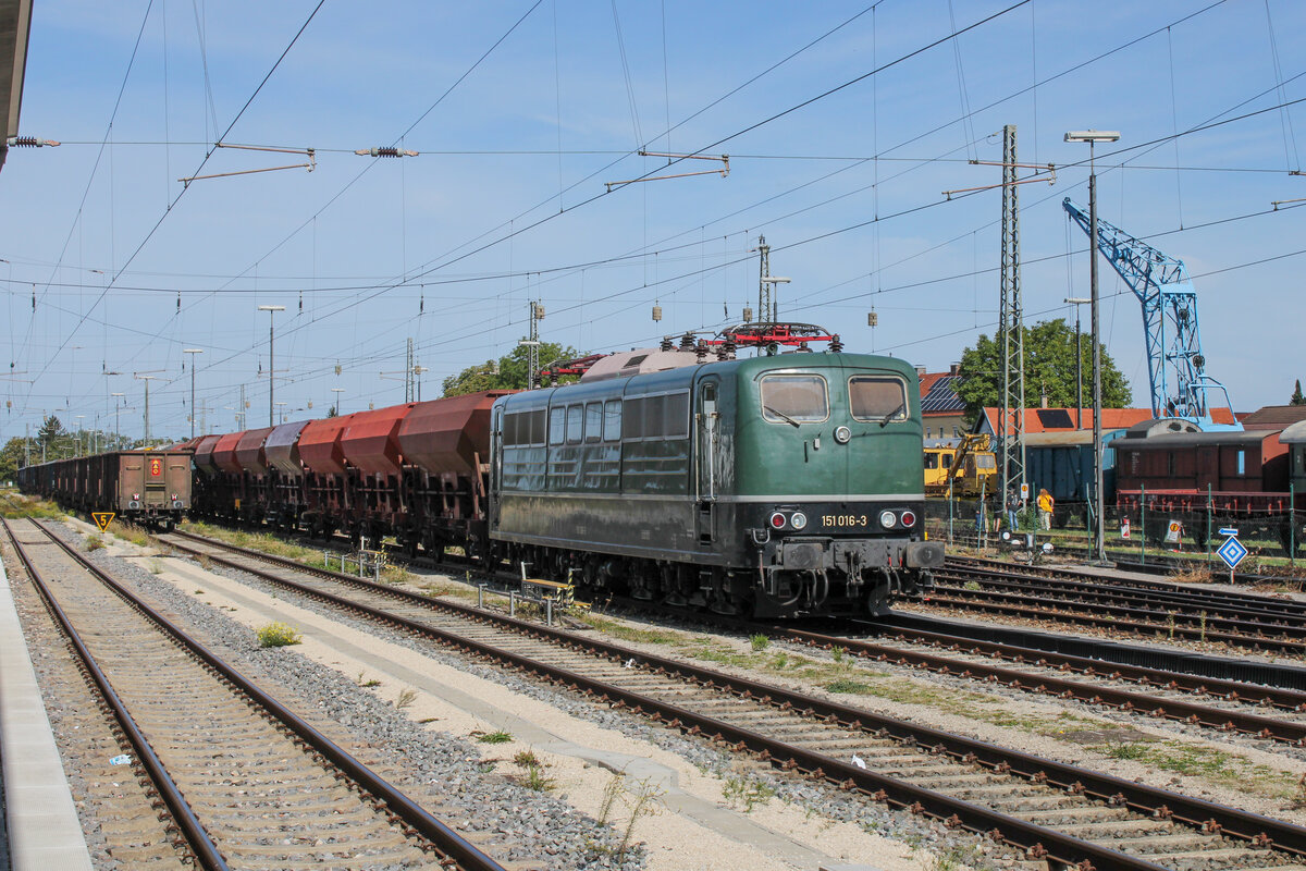 Zum Tag der Schiene lockte das Bayerische Eisenbahnmuseum in N�rdlingen mit der Sonderausstellung  Die Baureihe 151 Im Wandel der Zeit . Dazu wurden 151 001, 151 002, 151 016, 151 070, 151 073, 151 106, 151 113, 151 116 und 151 129 auf dem Gel�nde des Museums ausgestellt. Hier ist 151 016 im Bahnhof N�rdlingen zu sehen. (19.09.2026)