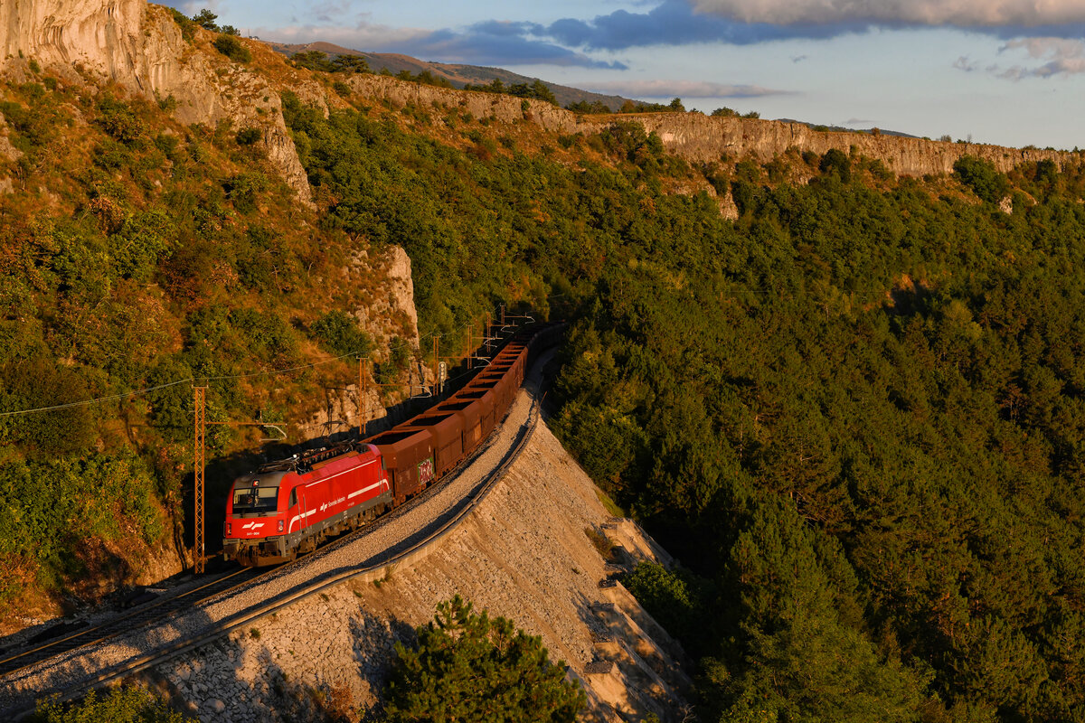 Zum Tagesabschluss konnte ich am 18. September 2021 noch die 541 004 mit einem beladenem Erzzug die Koper-Rampe hinauf fahrend bei Črni Kal im warmen Abendlicht fotografieren. Leider war mir nur ein Tag an dieser sehr interessanten und landschaftlich reizvollen Strecke gegönnt, an dem das Wetter auch nur teilweise mitspielte. Die schönen Wolkenstimmungen entschädigten aber. 