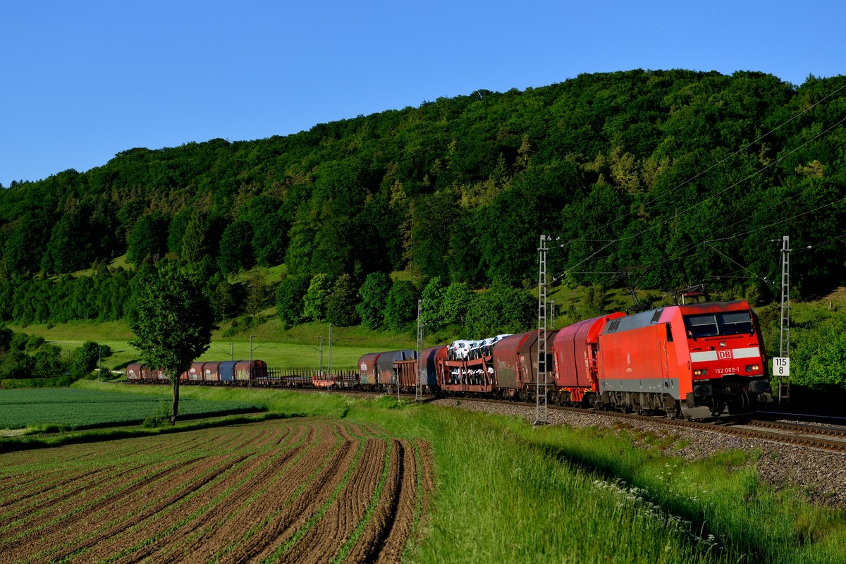 Zum Tagesabschluss konnte ich bei Breitenfurt im Altmühltal noch dieses Bild von 152 069 anfertigen, die mit ihrem gemischten Güterzug in Richtung Treuchtlingen unterwegs war (26. Mai 2017).
 