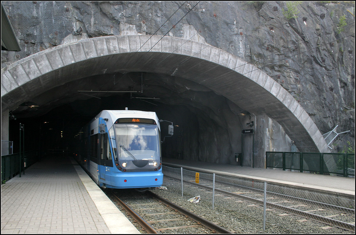 Zum Teil im Fels -

Tvärbanan, Station  Årstadal . Im Umfeld dieser Haltestelle befindet sich ein städtebauliches Entwicklungsgebiet mit Büro- und Wohnungsneubauten. Die Haltestelle selbst befindet sich schon teilweise im Felstunnel. 

Stockholm, 19.08.2007 (M)
