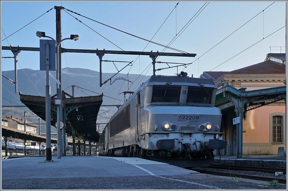 Zum Thema im Forum:  Eisenbahnfotografie in Frankreich  ein paar Bilder: Gleich zu Beginn ein  Problembild  Nach dem Fotografieren der SNCF BB 22209 mit ihrem TER nach Lyon nahm der  Chef de Gare  die Mühe auf sich, um ans Ende des Bahnsteiges zu kommen und seinen Missmut über mein Tun kund zu tun sowie mir ausdrücklich zu verbieten ihn zu fotografieren, bzw. allfällige Bilder zu löschen. 
Es lohnt sich also grundsätzlich und dies nicht nur in Frankreich, aufzupassen, was, bzw. wen man da beim Fotografieren aufnimmt. 

Bellegarde, den 23. März. 2019