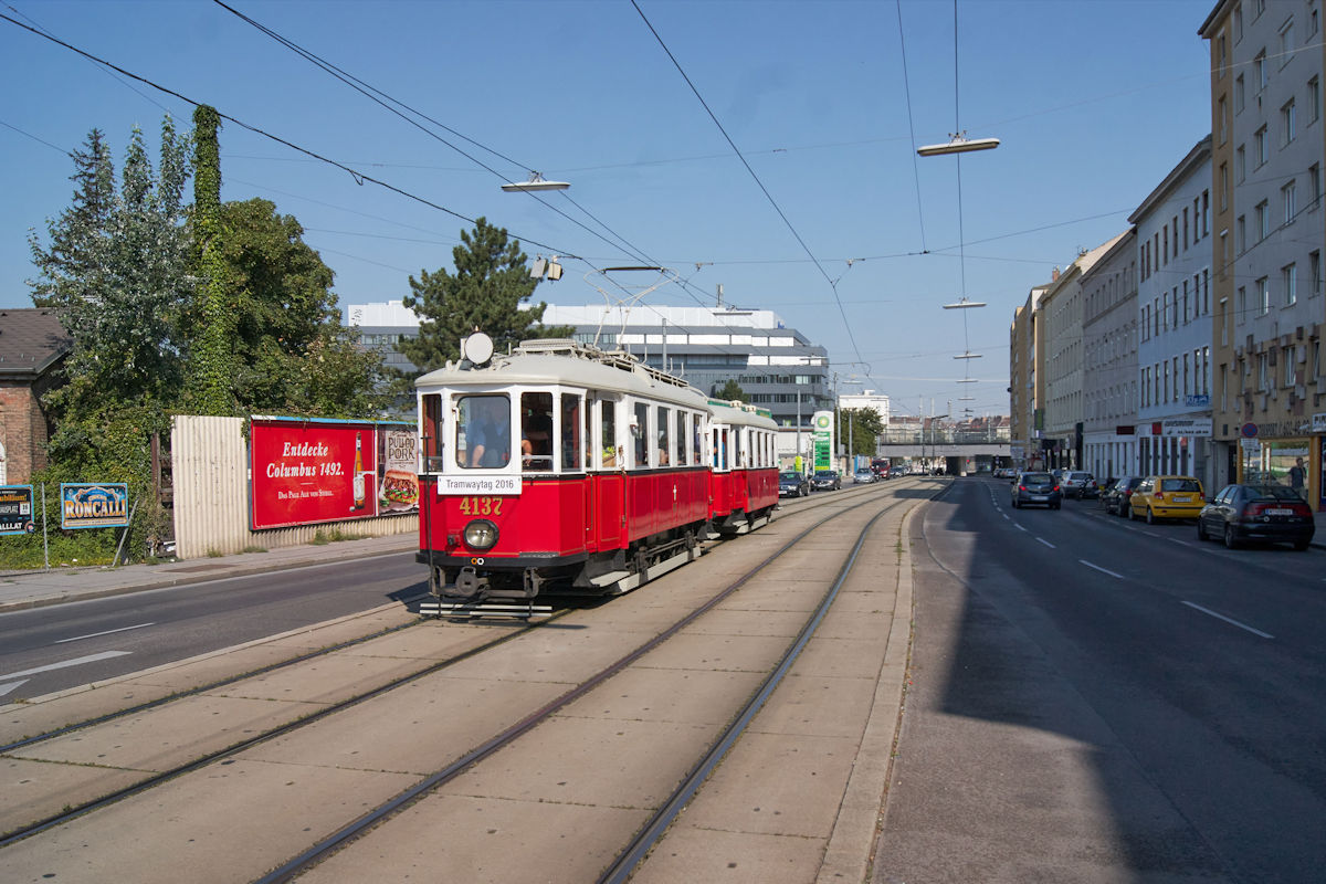 Zum Tramwaytag in Wien werden traditionell zahlreiche Oldtimer eingesetzt. Am 10.09.2016 war M 4137 mit einem Beiwagen vom Typ m auf dem Weg vom Schwarzenbergplatz zum Frdenplatz. Gerade erreicht der Zug die Haltestelle Columbusplatz in der Laxenburger Strae.