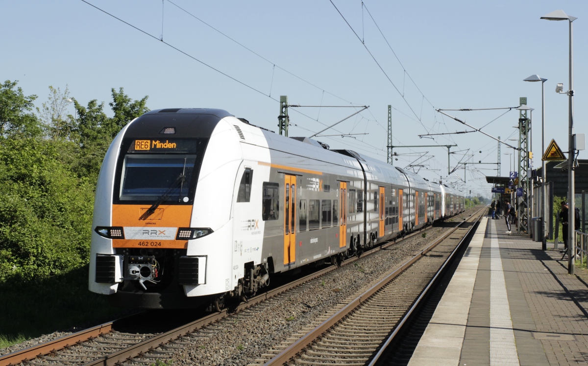 Zum vergangenen Fahrplanwechsel im Dezember 2019 wurde die neue Linienführung des RE 6 über Neuss und Dormagen und die Umstellung auf den RRX groß angekündigt. Der Fahrplanwechsel kam, der RRX aber nicht, denn der verkehrte wegen Bauarbeiten in Düsseldorf und Köln zwischen diesen beiden Städten rechtsrheinisch über die Güterzugstrecke Duisburg-Wedau - Köln-Mülheim mit Halt in Opladen. Neuer Termin für die Führung über Neuss/Dormagen sollte jetzt der 19.04.2020 sein, aber dann gab es den eingeschränkten Corona-Fahrplan und der RE 6 endete in Düsseldorf. Seit dem 04.05.2020 fährt der RRX endlich wie angekündigt über Neuss und Dormagen (hier der 462 024 und 462 022 am 06.05.2020 in Neuss-Allerheiligen) - allerdings nur bis zum 13.06.2020, dann geht es wieder über Opladen. Grund: Bauarbeiten, s. o.. Wenn die abgeschlossen sind, soll der RE 6 wieder  über Neuss und Dormagen fahren, das wird voraussichtlich Ende 2022 der Fall sein. Alles klar?