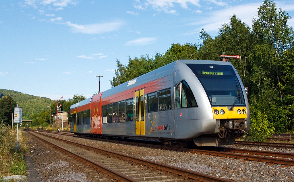 Zum Vergleich in 1024 Pixel:

Ein Stadler GTW 2/6 der Hellertalbahn fhrt am 16.08.2013 von Herdorf weiter in Neunkirchen(Siegerland).