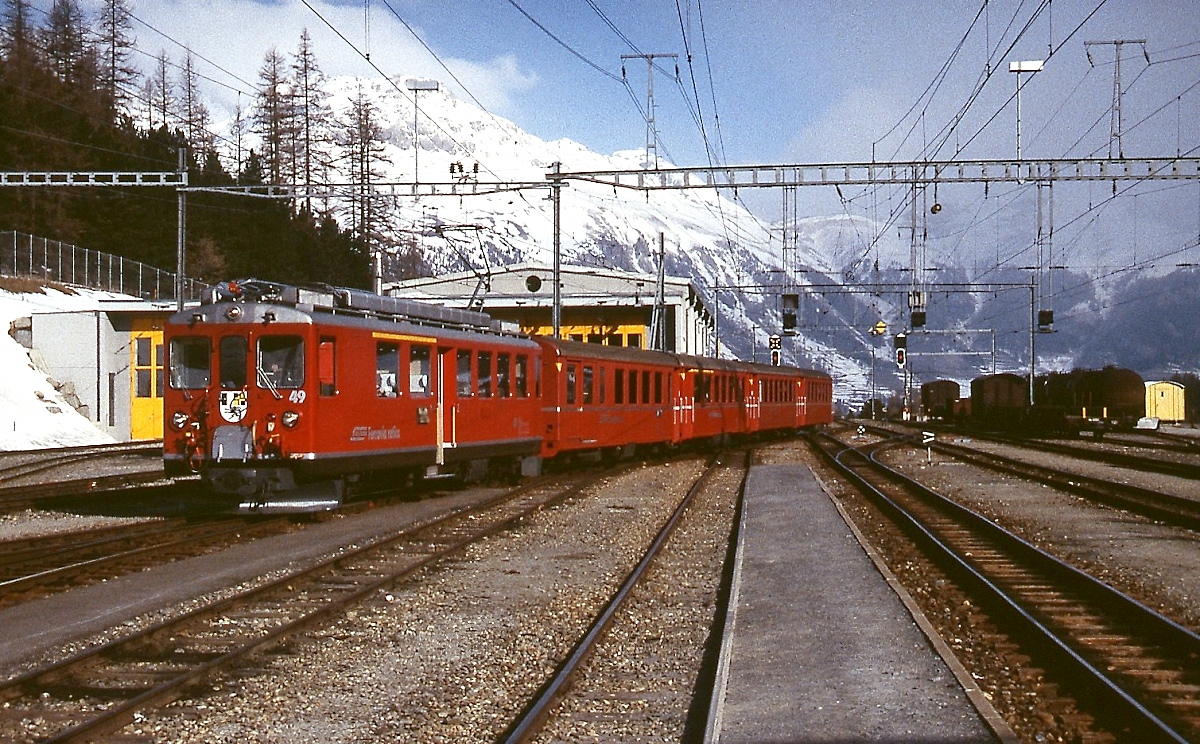 Zum Vergleich mit der vorherigen Aufnahme ein Bild aus dem März 1996 mit dem in Pontresina einfahrenden ABe 4/4 II 49. Die ABe 4/4 II 41-49 wurden 2010 nach der Inbetriebnahme der ABe 8/12 abgestellt, der abgebildete Triebwagen wurde zum Xe 4/4 272 01 umgebaut.