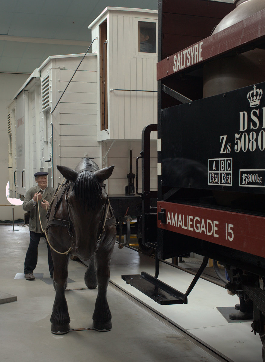 Zum Verschieben der Güterwagen wurden  auch in Dänemark Pferde eingesetzt.
Hier im Eisenbahmuseum von Odense . 25.03.2017  11:23 Uhr.