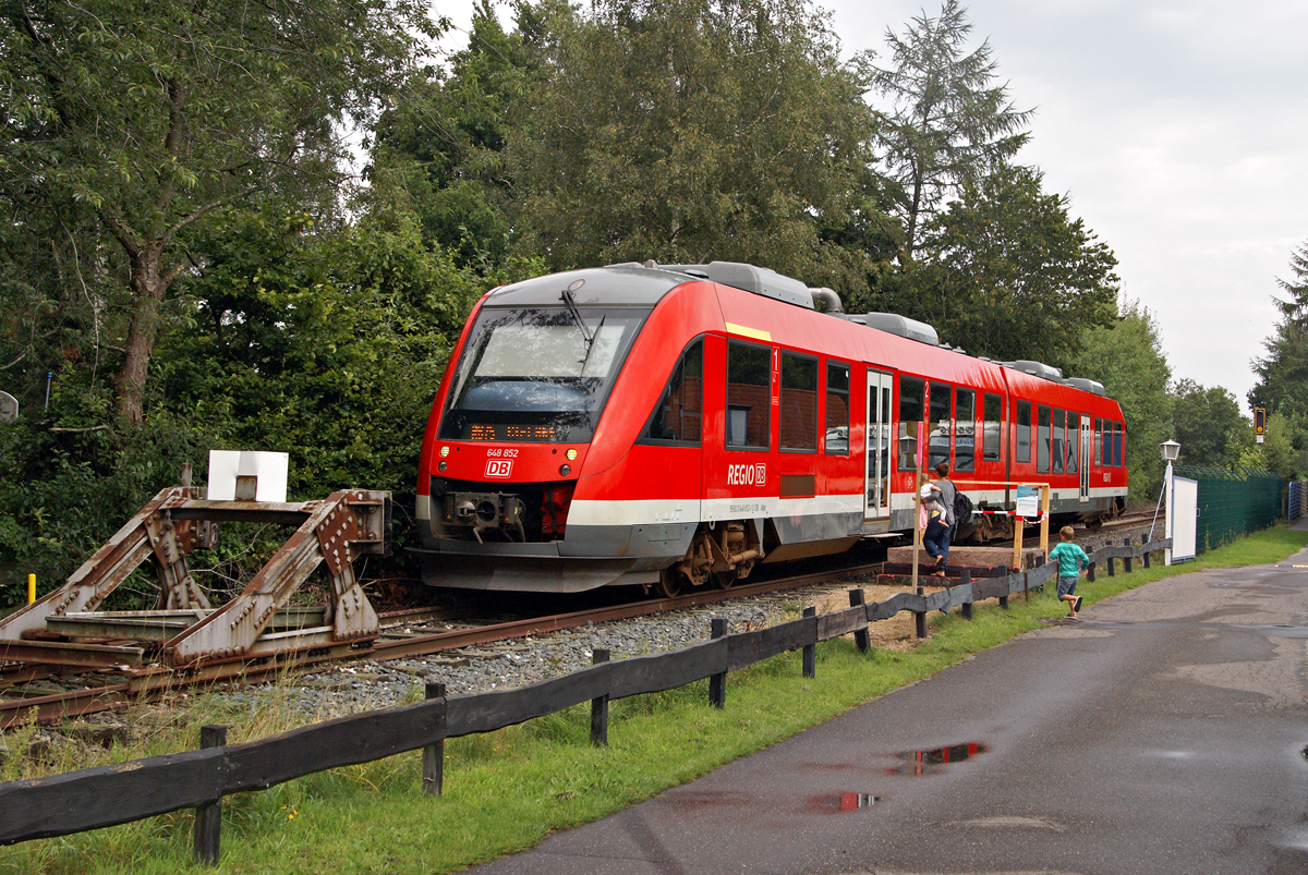 Zum Volksfest Rendsburger Herbst wurden am 29. und 30.08.2015 die RB der Relation Kiel-Rendsburg nach Rendsburg-Seemühlen durchgebunden. Bei dem befahrenen Streckenabschnitt handelt es sich um den Streckenrest der ehemaligen Strecke 1012 Husum-Rendsburg, seit 1999 bildet der abgebildete Prellbock das Streckenende. Fahrgäste konnten die Züge zwischen Rendsburg und Rendsburg-Seemühlen kostenlos nutzen, für die Fahrgäste wurden an den Haltepunkten kleine Holztritte aufgestellt.