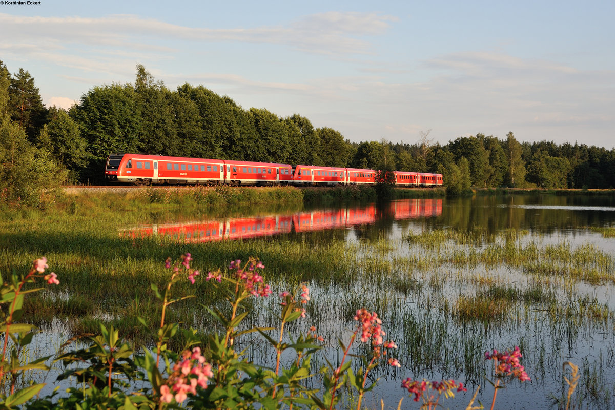 Zum Wochenende hin fahren die RE-Züge zwischen Regensburg und Hof oft verstärkt als Dreiergarnitur, so auch am 28.07.2016 als sich RE3698 bei Wiesau zeigte.