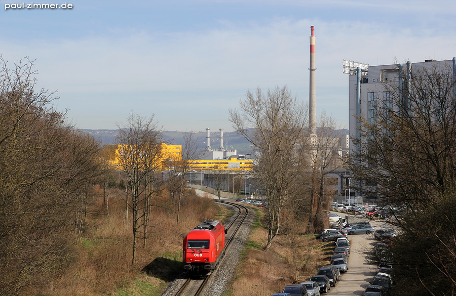Zum Zeitpunkt der Aufnahme befand sich ÖBB 2016 077  Lz auf dem Weg zum Linzer Hafengüterbahnhof.
Das Bild entstand am 3. April 2018.