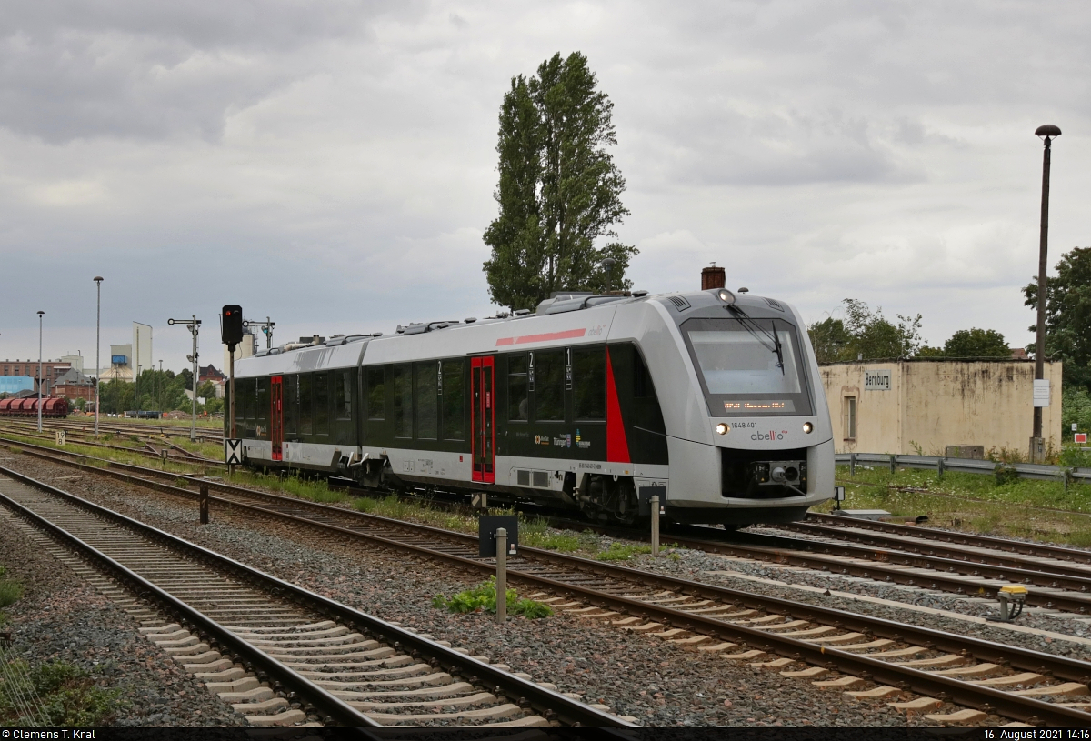 Zum Zeitpunkt der Aufnahme war Bernburg Hbf nur ein Kopfbahnhof, da auf dem Bahnübergang Köthensche Straße gebaut wurde. Züge fuhren mit einem veränderten oder gekürzten Laufweg oder wurden durch Busse ersetzt.
Abweichend auf Gleis 3 verlässt somit 1648 401-5 (Alstom Coradia LINT 41) die Bahnhofsanlagen auf Höhe der Parkstraße, nachdem die Busreisenden aus Richtung Aschersleben und Güsten zugestiegen waren.

🧰 Abellio Rail Mitteldeutschland GmbH
🚝 RB 80461 (RB50) Bernburg Hbf–Dessau Hbf
🚩 Bahnstrecke Köthen–Aschersleben (KBS 334)
🕓 16.8.2021 | 14:16 Uhr
