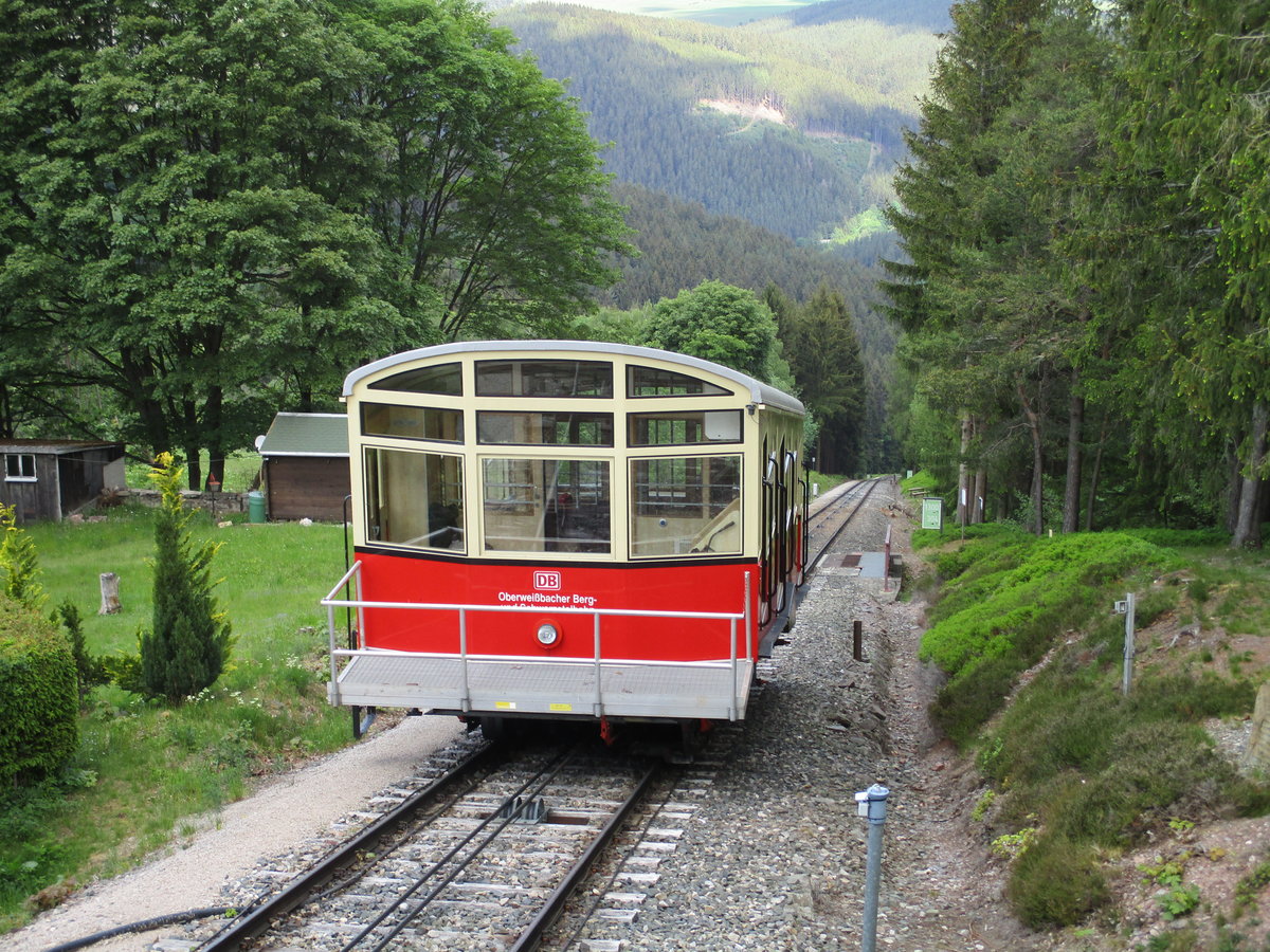 Zum Zeitpunkt meiner Aufnahme,am 27.Mai 2020,fuhr die Bergbahn,noch ohne Fahrgäste,von Lichtenhain ins Tal nach Obstfelderschmiede zurück.