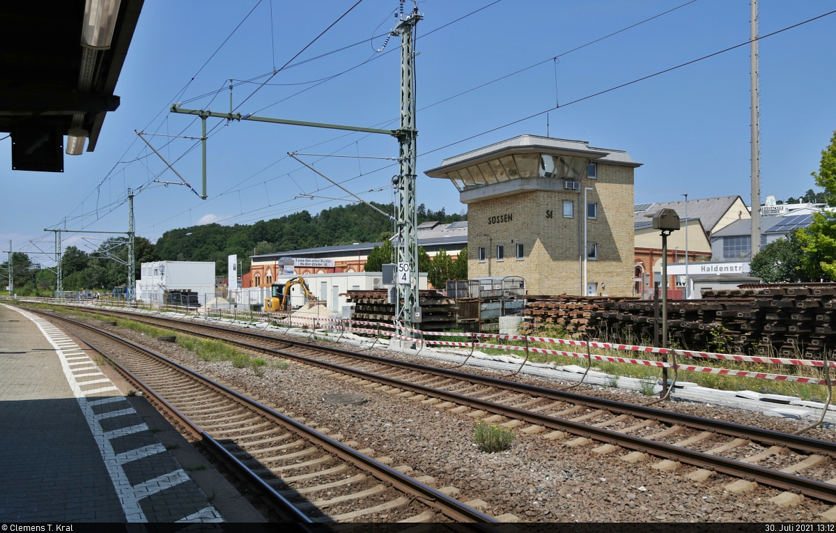 Zum Zeitpunkt meines Besuchs im Bahnhof Süßen stand das Relais-Stellwerk  Sf  der Bauart  Sp Dr S59  von Siemens kurz vor seiner Außerbetriebnahme. Am 28.8.2021 wurde es schließlich durch elektronische Stellwerkstechnik ersetzt. Im Zuge dessen fanden entsprechende Bauarbeiten statt. Unter anderem wurden Ks-Signale aufgestellt, neue Oberleitungsmasten gesetzt und Teile des Oberbaus erneuert.

🚩 Bahnstrecke Stuttgart–Ulm (Filstalbahn | KBS 750)
🕓 30.7.2021 | 13:12 Uhr