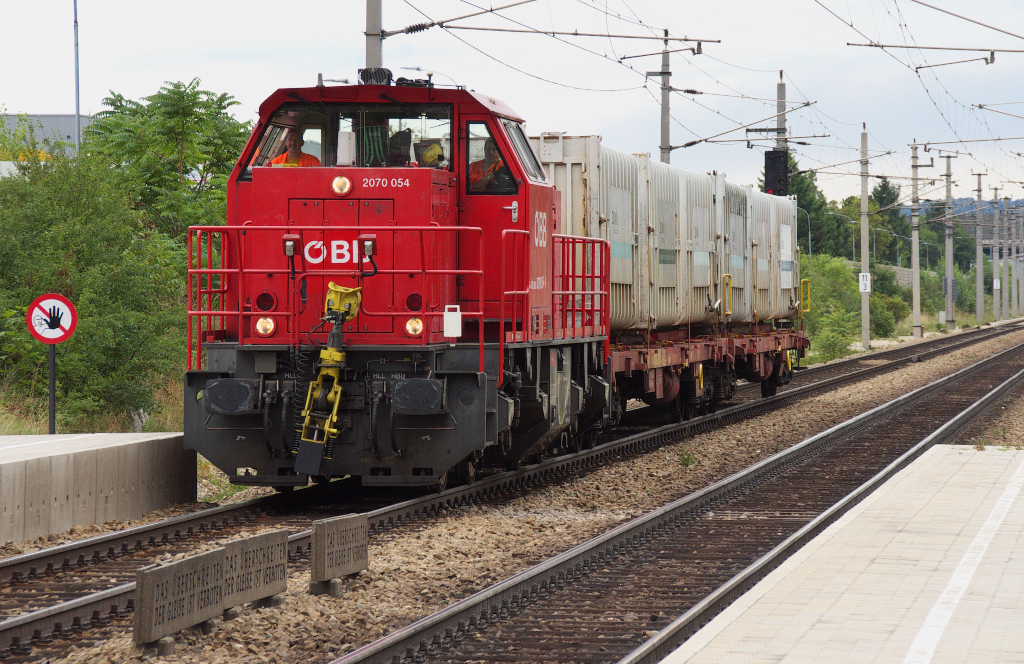 Zum zweiten Mal in einer Stunde fuhr 2070 054-8 an uns vorbei. Zuerst aus Wien Liesing Frachtenbahnhof und dann hier zurück wohl aus Mödling. Müllcontainer wurden als Übergabe befördert. Damit haben wir mit der MaK/Vossloh G800 BB auch noch ein sonst wenig beachtetes Arbeitstier abgelichtet. Bahnstrecke 105 01 Wien Hbf. - Spielfeld-Straß bei Perchtoldsdorf am 20.08.2014