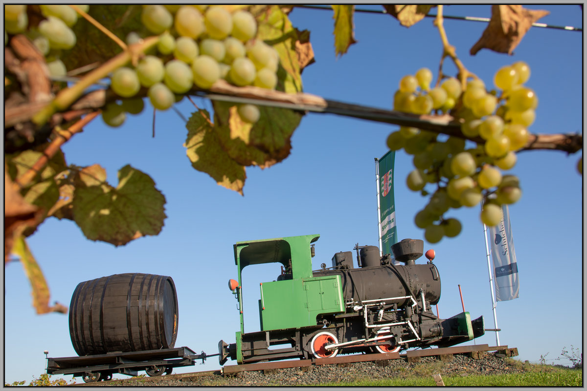 Zumeist  Schmücken  Komische Kunstobjekte die Wohl sehr viel Geld Kosten die Kreisverkehr Inseln bei uns zulande ,.... 

Aber Naja , jedem das seine..... 

In Stainz ist es schon seit vielen Jahren eine kleine Dampflok die  Werbung  für den Flascherlzug macht und mit den Weintrauben ein gelungenes Bild für die Region abgibt. 
Das Fass kann ich zwar auch nicht ganz nachvollziehen aber Immerhin hängt was dran . 

5.09.2020