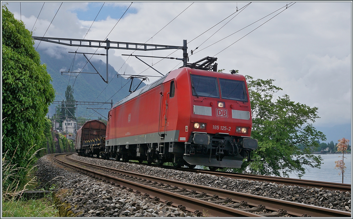 Zumindest am Genfersee ist eine DB 185 etwas besonders, selbst wenn diese Lokbaureihe nun mit dem NOVELIS Güterzug fast Täglich hier zu sehen ist. Grund genug, sie hin und wieder zu fotografieren, hier konnte  die DB 185 125-2 kurz nach Villeneuve in der Nähe des Château de Chillon aufgenommen werden. 

Fotostandpunkt: beim Verbindungsweg vom Château de Chillon zum Parkplatz. (sie auch Geoposition).

8. Juni 2021