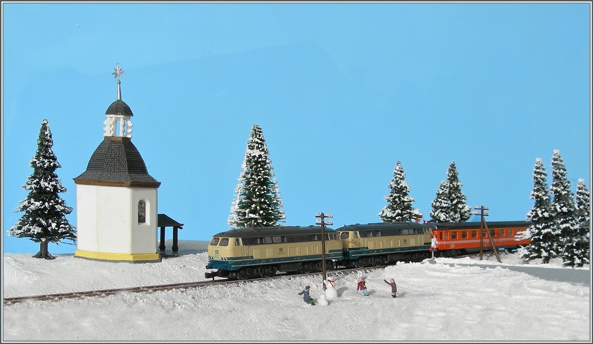 Zumindest auf der Modellbahn und bei der Fotografie kann man die Erinnerung an vergangene Zeiten nachleben. So zeigen sich auf meinem Spur Z (Massstab 1:220) Diorama zwei Märklin 218 mit dem EC  Ticino  Milano - Zürich - München auf der Fahrt durch die verschneite Winterlandschaft. 

19. Dezember 2020
