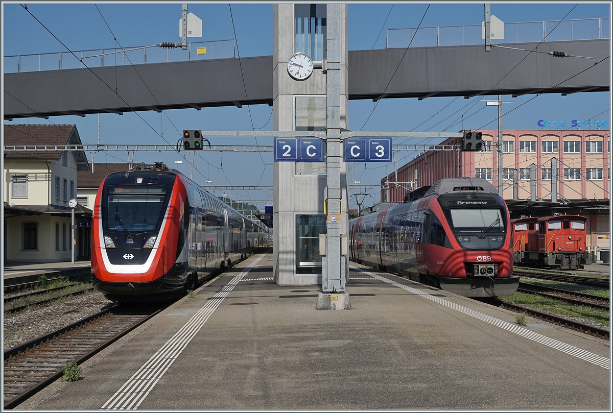 Zumindest für die Bahnsteigfotografie ist die neue Fussgängerbrücke in St. Margrethen kaum ein Gewinn, passt aber zum modernen SBB RABe 502 210 (94 85 0 502 210-3 CH-SBB) der nach Chur unterwegs ist. Ich aber freute mich auf die Fahrt im ÖBB Talent. Da lange Zeit selbstverständliches nicht mehr möglich war, versprach die Reise mit dem ÖBB 4024 was Besonders und weckte Gedanken an die erste Fahrt vor vielen Jahren in weichsten Postern eines ET 4020 von St.Margrethen nach Bregenz...

14. August 2021